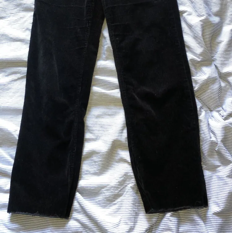 Svarta stretchiga manchesterbyxor i storlek 38 som knappt e använda då jag redan har ett par liknande så de är i mycket gott skick! Köpare står för frakt🥰. Jeans & Byxor.