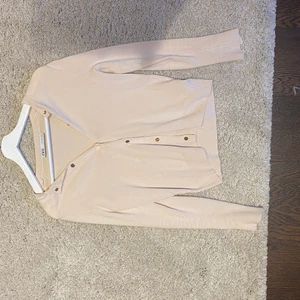 Snygg kofta från Zara i st S💕 - Säljer min fina kofta från zara då jag inte använder den så ofta💕 använd ca 3 gånger och är i fint skick. Nypris 200kr säljer för 100kr