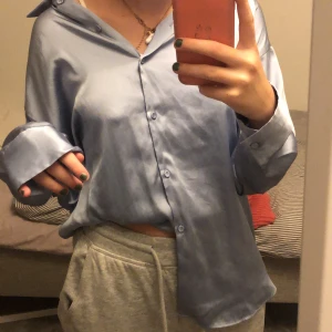 Zara silkes skjorta - Superfräsh skjorta i silke. Från zara, köptes förra hösten den finns alltså inte på hemsidan. Nästintill oanvänd