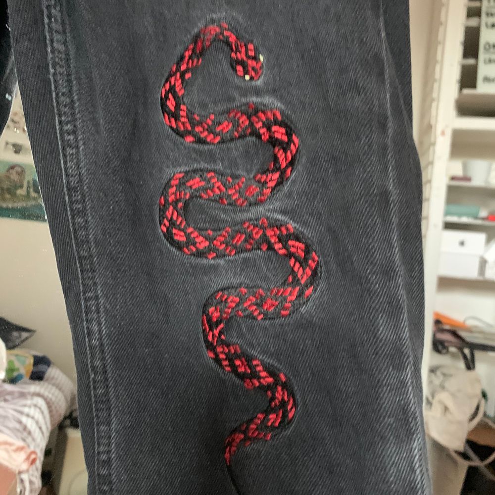 FRI FRAKT! Svarta jeans från NAKD med ormbroderi på ena benet. Flitigt använda men i bra skick! Längdmässigt skulle jag säga att ca165cm passar, jag är 168 och de är lite korta på mig. Köparen står för frakten! Skriv på chatten för frågor/fler bilder. Jeans & Byxor.