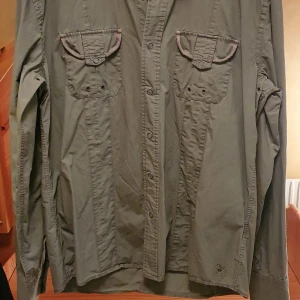 Skjorta  - En skjorta 100% bomull