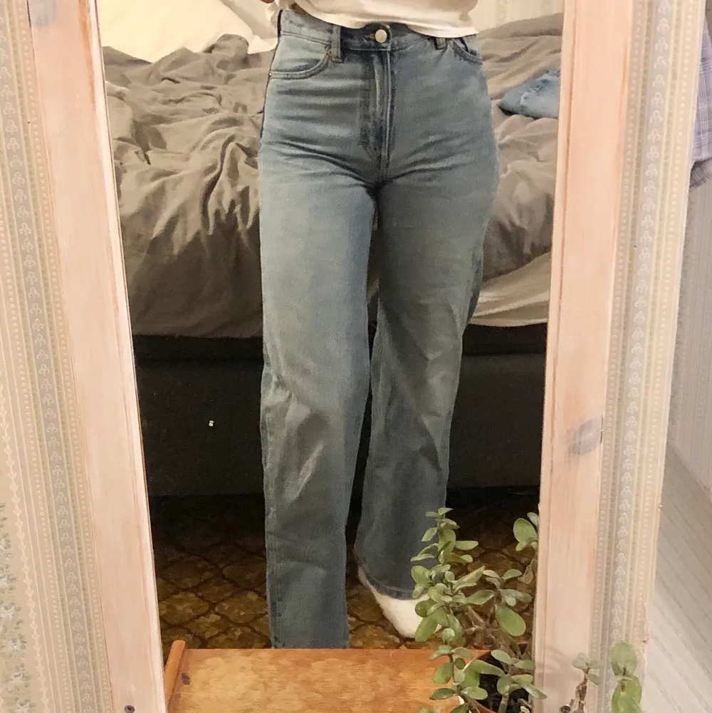 fina jeans från monki, knappt använda🤍 . Jeans & Byxor.