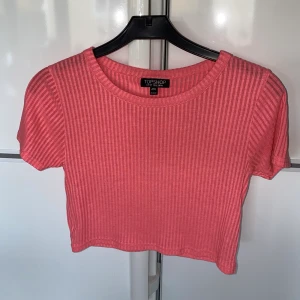 Söt topp - En supersöt topp från topshop, passar xxs-s och är i jättefint skick, frakt tillkommer 💞🦋