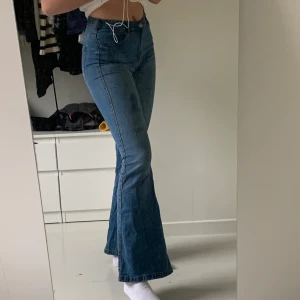 Dr denim jeans, blåa, strl s  - Skitsnygga bootcut jeans. De är ett par mörkblåa dr denim jeans som är i strl s men funkar som m också då de är väldigt stretchiga, knappt använda.