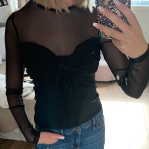 Partytopp  - Svart partytopp med knytdetalj. Storlek XS och aldrig använd. Skriv för fler bilder. 