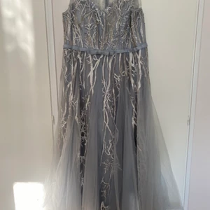 Festklänning - Festklänning i strlk 44-46 använd endast 1 gång 