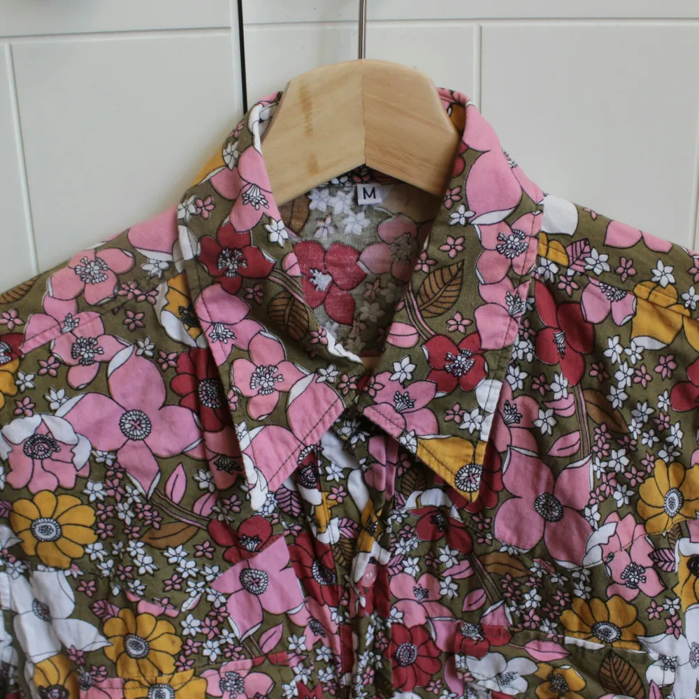 En kortärmad blommig skjorta med wow-faktor! Unikt mönster och färger ❤ Lite 60/70-tal . Blusar.