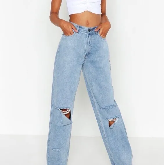 Säljer favoriterna från Boohoo, tyvärr fel storlek för mig :( Första bilden är lånad men ser ut så på i verkligheten. Lång modell, går att vika upp eller klippa om man vill. . Jeans & Byxor.