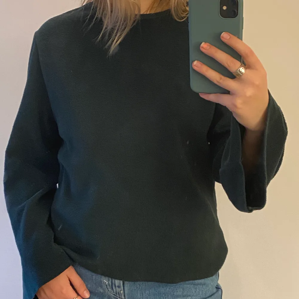Säljer min mörkgröna sweatshirt i fleece material från Zara i storlek S! Kommer inte till användning och köparen får stå för frakten! 🍒🍒. Tröjor & Koftor.