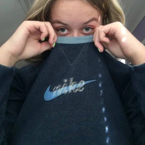 Nike tröja - En blå Nike sweatshirt! Köpt second hand för ett tag sen men inte kommit till användning. Storlek L men jag på bilden är s/m. Felfritt skick, aldrig använd av mig🦋🦋 budgivning i kommentarerna! Högsta bud 180✨ avslutas på söndag 20:00