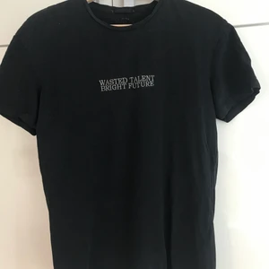 Svart T-shirt med tryck -  Vid leverans tillkommer kostnad beroende på vart de ska skickas.