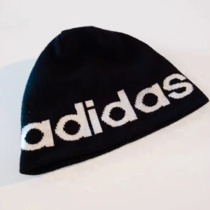 Adidas mössa - Enkel och stilren mössa, lite tjockare så den är varm å skön 🙂 passar alla huvuden skulle jag tro ☺️ min son är kanske använt den ca 2-3 gånger så den är i gott skick. Finns i Västerås 🌸🌸🌸