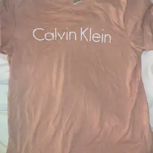 Säljer min rosa Calvin Klein t-Shirt på gund av ingen användning. Det är en xs men sitter som S. Ny pris 500 bra skick och inga hål eller fläckar som inte går bort. står ej för frakt +44 kr BUDA I DM! 