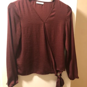 Vinröd blus - XS/S