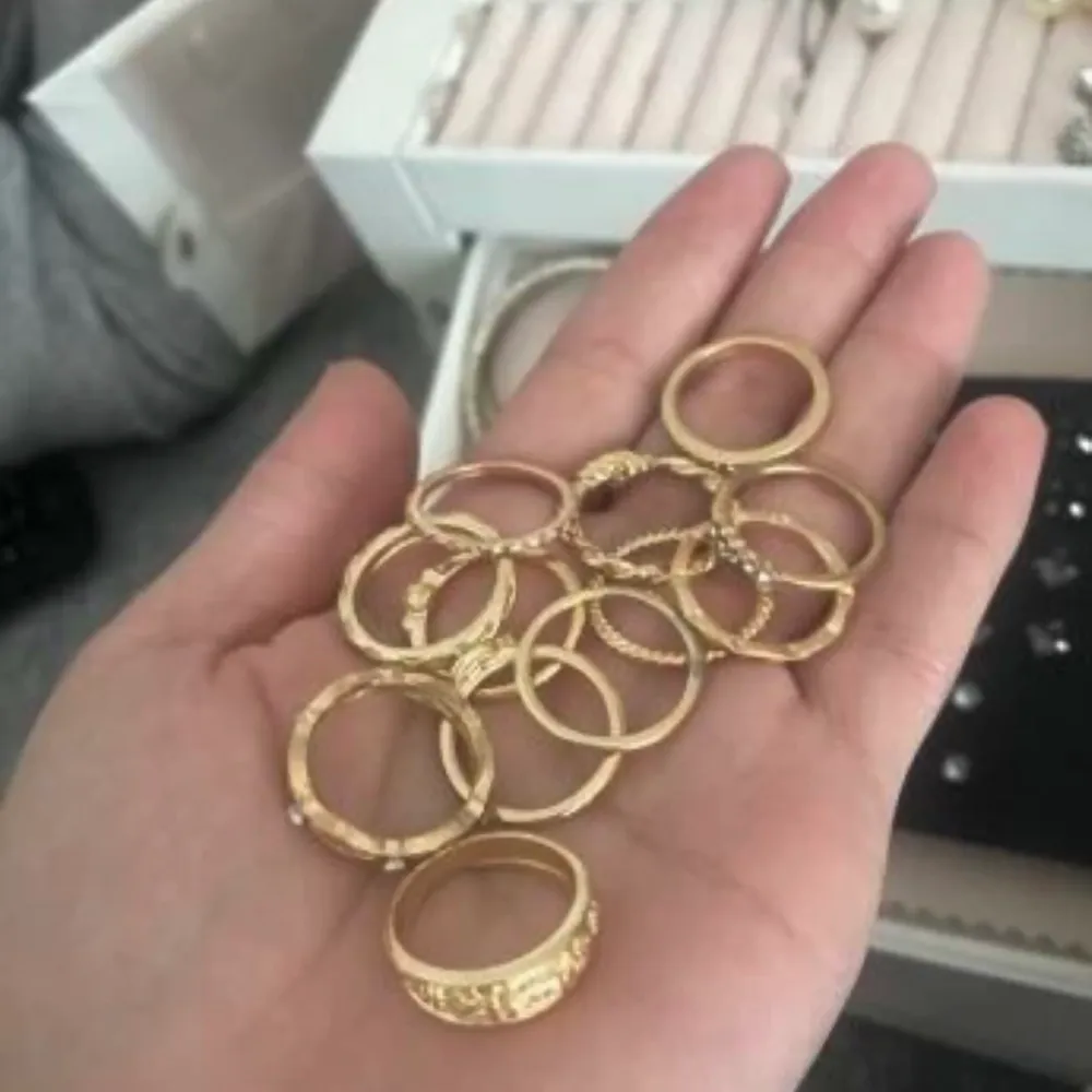 12 superfina oanvända guldfärgade ringar. Passar till allt! Säljs endast pga jag köpte dubbletter, de är helt nya. Frakten kostar 11kr 💛 . Accessoarer.