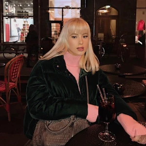 Zara grön jacka   - Säljer den här jackan från zara. Använd ett antal gånger. 