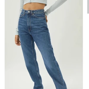 ROWE WEEKDAY JEANS - Säljer dessa snygga jeansen i modellen ”Rowe” passar tyvärr inte längre. Storlek W25L30 vet inte riktigt vilken färg dom är men det ser ni på bilden🙏🏻