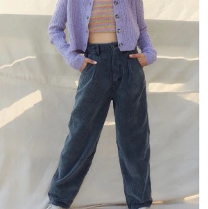 Baggy byxor - Vida manchesterbyxor från Urban outfitters. Aldrig använda pga fel storlek. Köpta för 600kr. Storlek: 27W och 32L