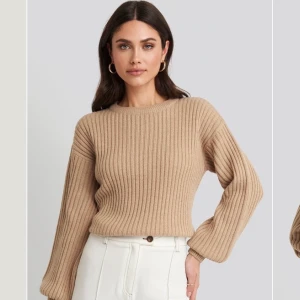 Söt beige stickad tröja - Säljer denna super fina söta stickade begie tröja från nakd strl s, i nyskick