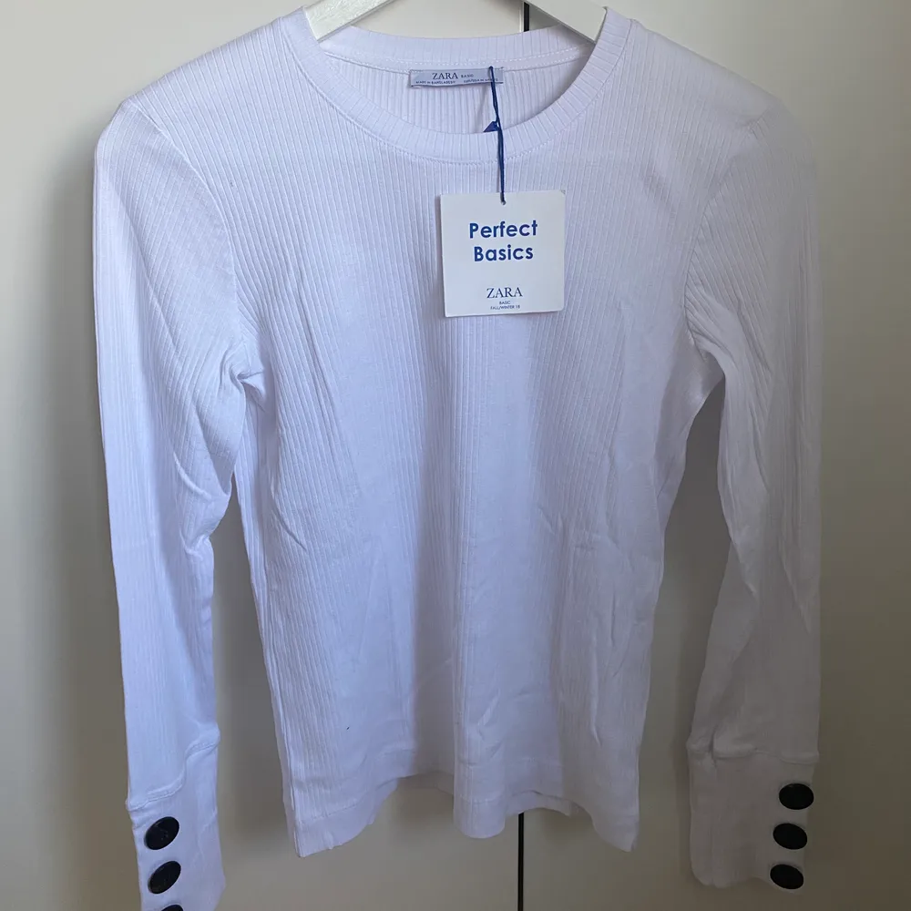 Vit basic långärmad tröja från Zara strl. M men skulle säga att den även passar en S! Helt ny, ordinariepris: 139:- men säljer den för 60kr!. Toppar.