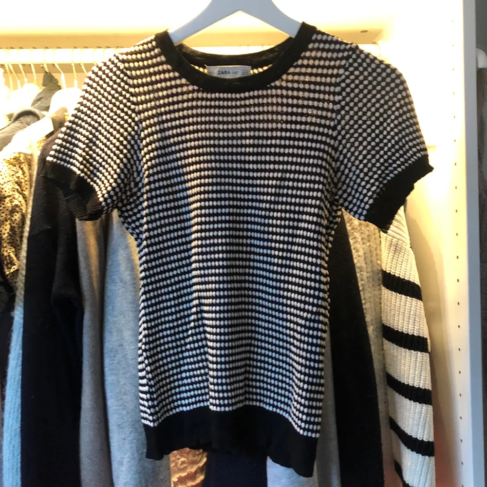 Snygg tröja från Zara som är slutsåld i butik❤️ passar superbra till allt! Köparen står för frakt. Tröjor & Koftor.