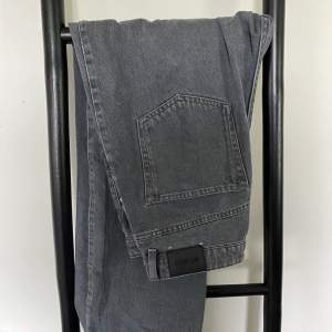 Fina gråa weekday jeans i modellen rowe. Tyvärr för korta för mig men skiiitnsygga jeans annars🥺🥺 Storlek 30/32 och nypris 500 kr säljer för 200 + frakt på 44 kr