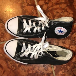 Converse - Budgivning på dessa svarta/grå converse. Bud startar från 100, buda i kommentarerna. 
