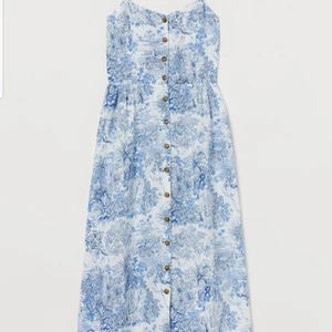 Sommarklänning - Säljer denna superfina sommarklänning från årets sommarkollektion, köptes från H&M 💙 bara använt 1 gång men märkte att den inte passa mig så bra! Köptes för 299kr men säljer för 250kr +frakt (pris kan diskuteras!!) Str XL Ställ gärna frågor om plagget!💙🙌🏼 