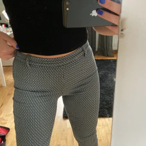 Kostym byxor - Säljer dessa två likadana kostym byxor från h&m. Ena paret i ett coolt rutigt mönster dom andra är marinblå. 100st. Köp båda för 150 Köpare står för frakt (66kr)💙💙