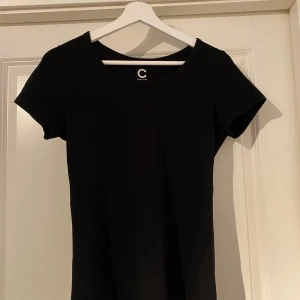 Svart tröja från Cubus - Svart tröja från Cubus, fint skick. Finns i Västerås, annars står köparen för frakt.