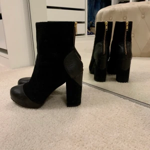 Pumps i äkta mocka  - Svarta pumps i äkta mocka och läder från Scorett. Klackhöjd: 10 cm. Dragkedja i guldfärg. Använda två gånger. Med fin vinröd färg på insidan. Väldigt bekväma! Nypris: 1 300 kr. #scorett #svartapumps #festklackar #skor #mocka