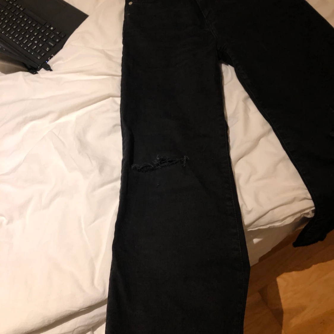 wide jeans med hål - 90