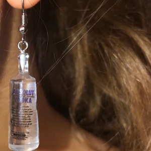 Örhängen  - Oanvända coola örhängen. Först till kvarn som gäller. Eller budgivning!!! Buda från 50kr 