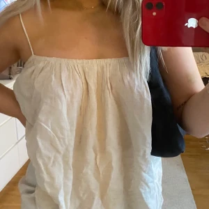 WEEKDAY - somrig och snygg Linné blus/linne ifrån weekday 🥰💞 prislapp kvar och oanvänd pga lite för stor på mig ❤️❤️❤️men annars felfri och så himla fin❤️❤️❤️