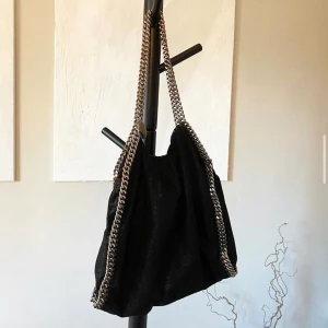 BAG - Stella mccartney bag i mellan storlek. TVÅ KEDJOR. BUDA FRÅN 800kr!!! Nypris ca 8k. Avslutas söndag kl 16:00