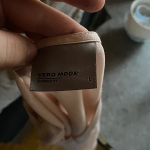 Tröja  - En tröja ifrån vero Moda i stolek l , den e stor men tror den passar m-l 