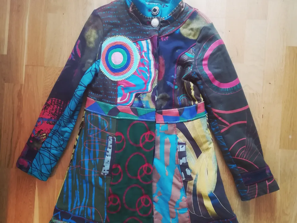 Super original vinter coat from vintage shop in Dublin in very good condition, it has fleece from inside. Warm&cosy. The size is S/M. It's 82cm long from the back, sleeves are 61cm and chest is 44x2cm. . Jackor.