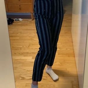 Randiga byxor från brandy melville - Ascoola randiga byxor från brandy melville !! inte använda så mycket då de inte är min stil. väldigt bra skick! 🥰 köparen står för frakt 🤩✌🏼