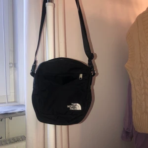Axelremsväska - The north face axelremsväska. Bra skick. 50 kr:)) 