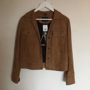 Jofama jacka - Skitsnygg jofamajacka i äkta skinn, gjord i malung. Jackan är aldrig använd och köpt från fabriken i malung där den gjordes för 4900, perfekt skick även prislappen sitter kvar. Storlek 38