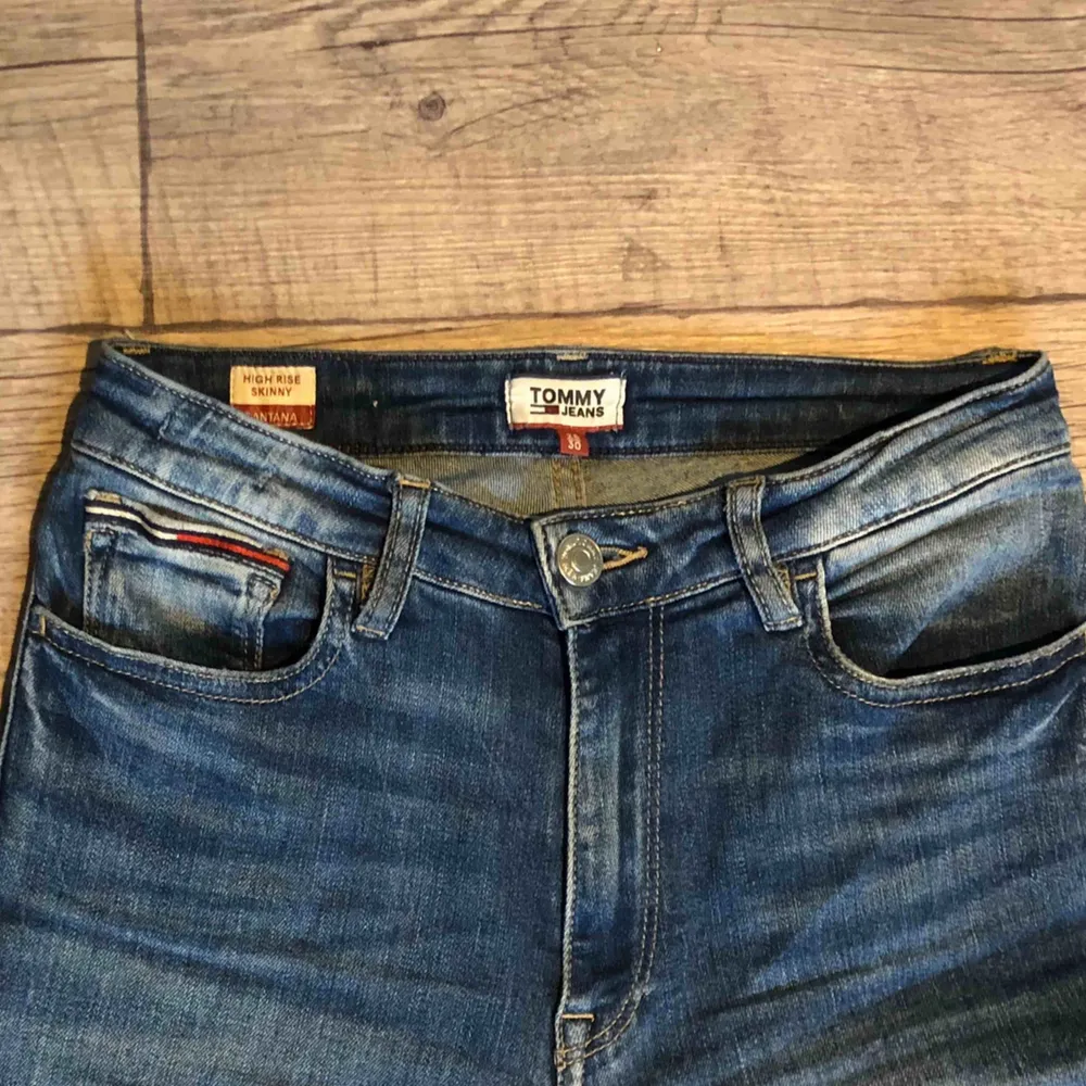 Jeans ifrån Tommy Hilfiger i storlek 25/30, använda men i mycket bra skick. Inga returer & köparen står för frakten. Betalning sker via swish😊. Jeans & Byxor.