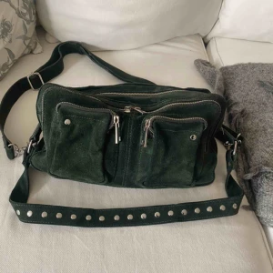  - Jättefin väska i mörkgrön färg från nunoo. Rymlig, och i väldigt fint skick. Pris kan eventuellt diskuteras. Skicka meddelanden för fler bilder eller mått 