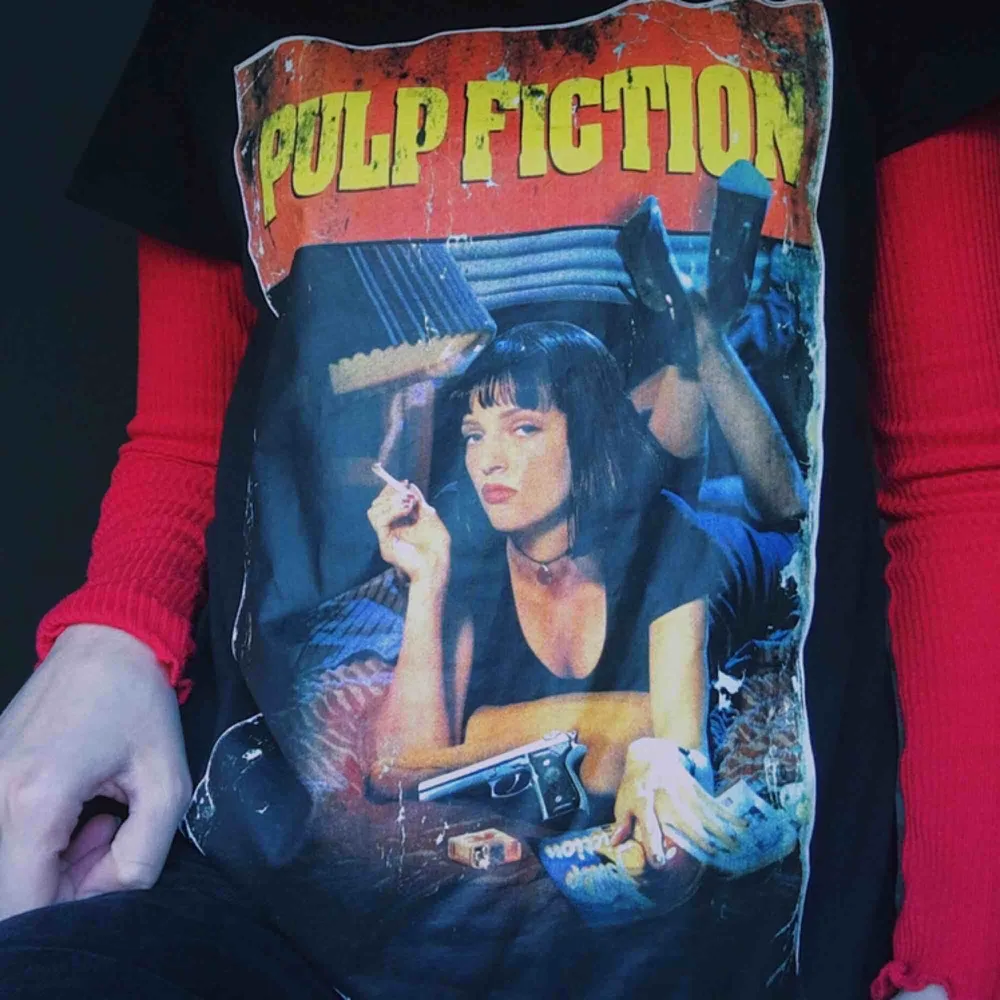 cool pulp fiction tröja som tyvärr inte används. frakt på 40kr tillkommer :) . T-shirts.