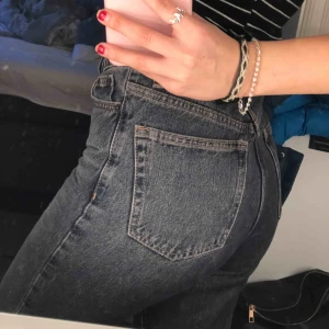  - Mom jeans från Nelly, sitter som XS, bland favorit jeansen men tyvärr så har dom blivit för kort för mig i benen. Jag är 168cm. Ser ut som färgen skiftar på bilderna men dem är grå. Frakt 59kr (står ej för postens slarv) 