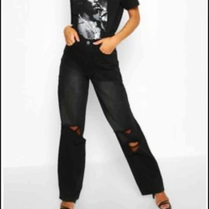  - Helt nya jeans från boohoo, fick hem idag. Skitsnygga men tyvärr för stora. As snygga men inte min stil. Säljer för 270kr + 36kr i frakt. Storlek 34