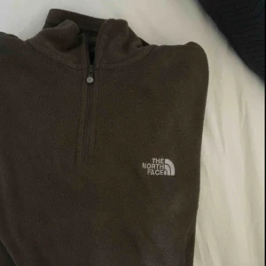  - jättefin mörkgrön fleece <3 har klippt & sytt den rätt dåligt i midjan på tröjan men det går att sprätta upp & göra om ifall man vill det :-)