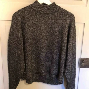  - Riktigt snygg tjocktröja som glittrar med en liten polokrage från Zara