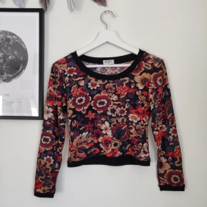 Topp i retromönster - Blommig tunn och lite kortare topp. Liten defekt på baksidan, därav priset! Gratis frakt!