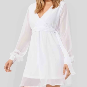  - Superfin vit klänning från NA-KD! Superbekväm då den är stretchig. Nypris 499 kr. Säljes pga hittade en ny liknande klänning.  Endast varsamt provad!  Möts upp i Göteborgsområdet eller fraktar mot extra kostnad 😊   Storlek: 42 / Medium 