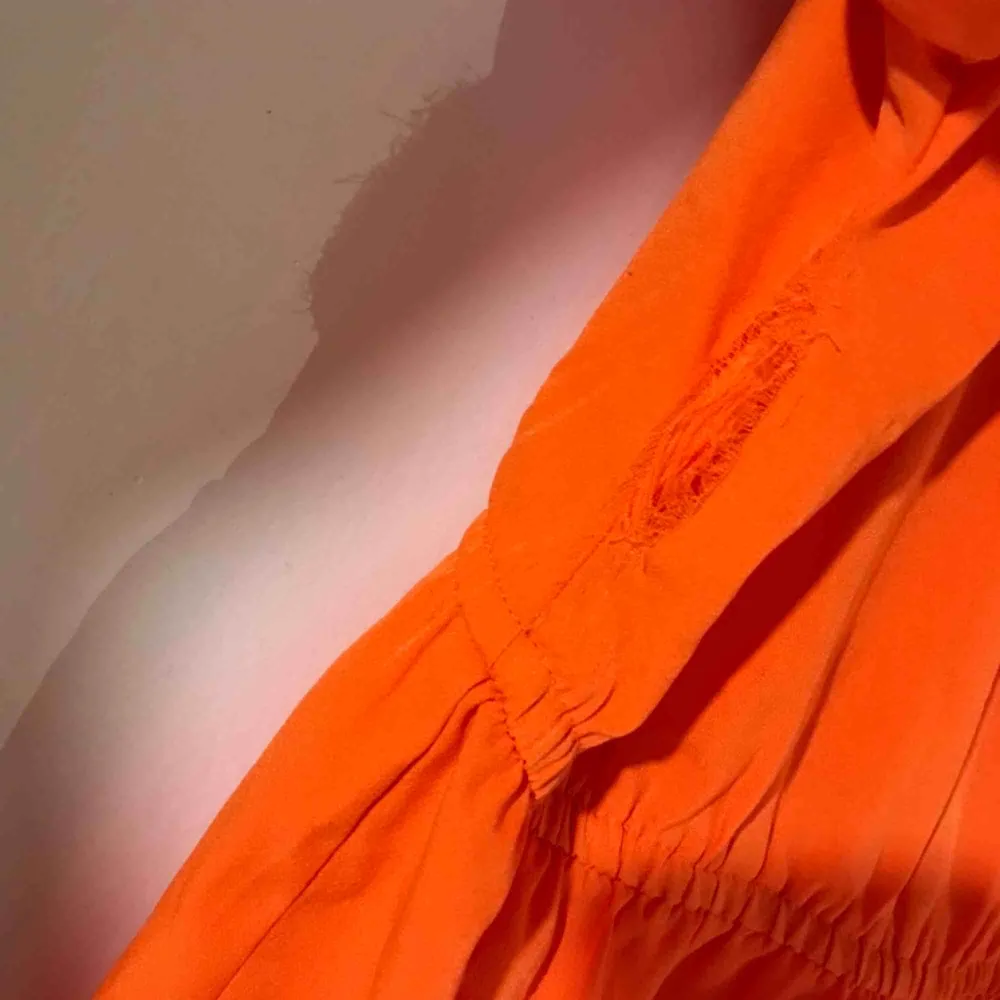 Super söt orange byxdress   Storlek: 40 (Passar mindre) (Obs! Defekter finns) Kan skicka mer bilder på dem!  89kr inkl frakten. Övrigt.